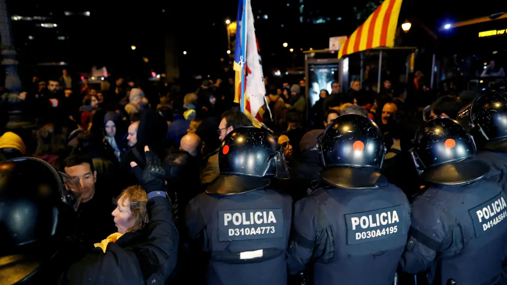 Refuerzo policial ante las protestas a las puertas del hotel donde se ha celebrado la cena a la que han acudido Sánchez y Torra.