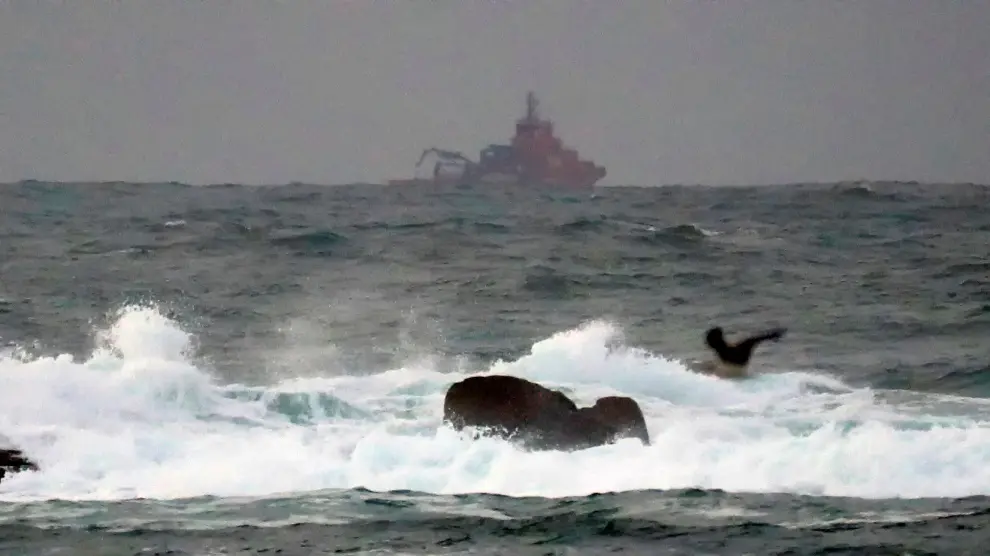 Un buque de Salvamento Marítimo en la costa gallega