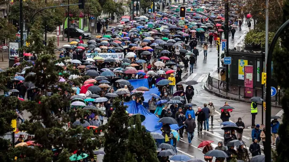 4 de febrero. Miles de personas (3.500 según la Delegación de Gobierno y 10.000 según la organización) protestas en Zaragoza contra el ICA, el Impuesto sobre la Contaminación de las Aguas.