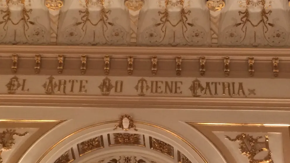 El lema 'El arte no tiene patria', inscrito en el Salón de los Espejos del Teatro del Liceo de Barcelona.