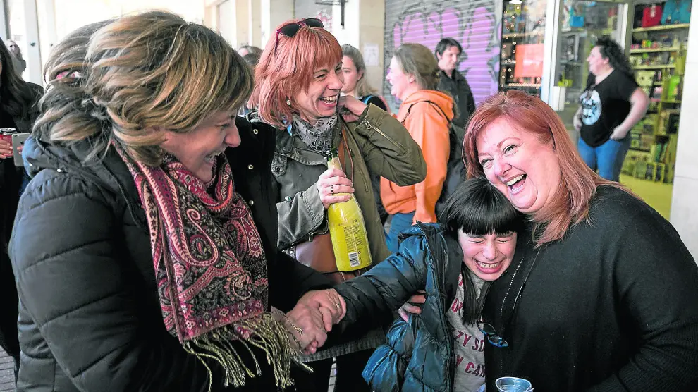 Varias clientas de la papelería Wodan del barrio zaragozano de San José, que vendió una serie en participaciones de cinco euros, celebran con cava el premio Gordo.