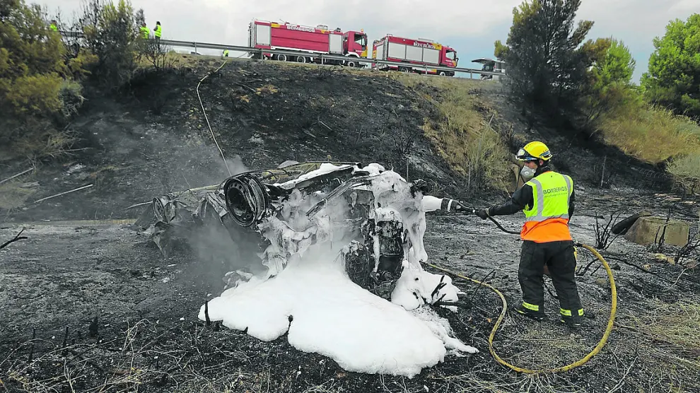 Un conductor murió en la A-23, en Almudévar, al arder su vehículo tras una colisión.