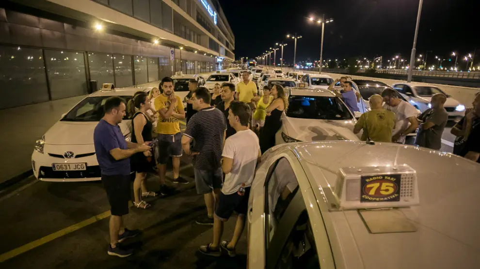 29 de julio. Los taxistas inician una huelga indefinida que amenaza con dejar a Zaragoza sin servicio. El colectivo pide la limitación de las licencias VTC