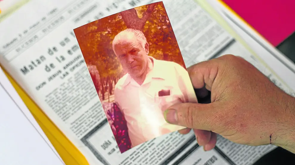 Jesús Argudo sujeta la fotografía de su padre, el vigilante de seguridad que murió en el atentado.