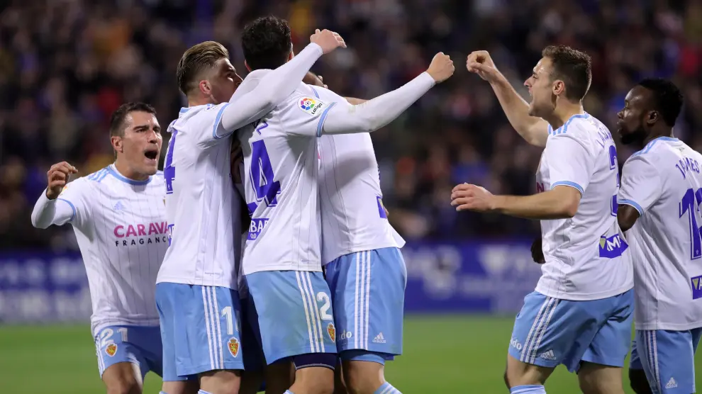 Los jugadores del Real Zaragoza celebran el primer gol ante el Extremadura.
