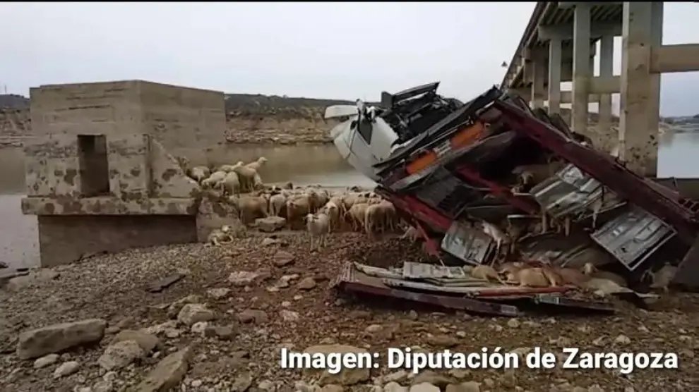Muere el conductor de un camión de ganado al caer en el pantano de Mequinenza