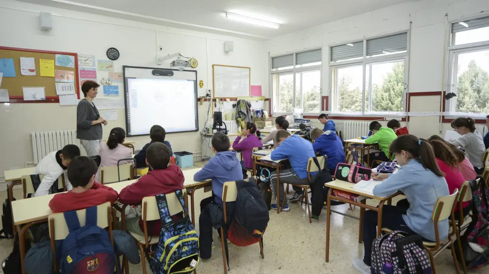 Alumnos de un colegio de infantil y primaria de Aragón atiende las explicaciones de la profesora