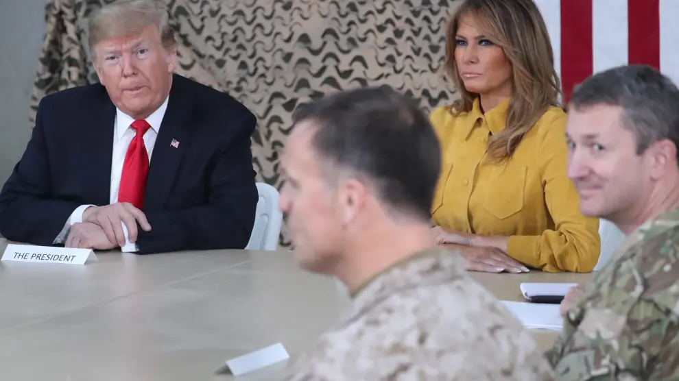 El presidente estadounidense, junto a su mujer y militares desplegados en Irak.