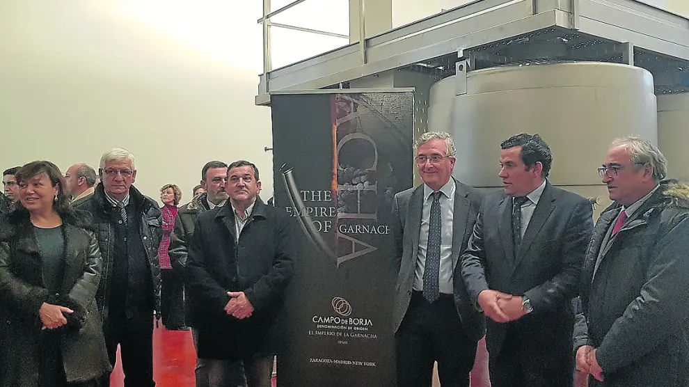 El consejero aragonés Joaquín Olona inauguró este viernes la reforma de la bodega en Ainzón.