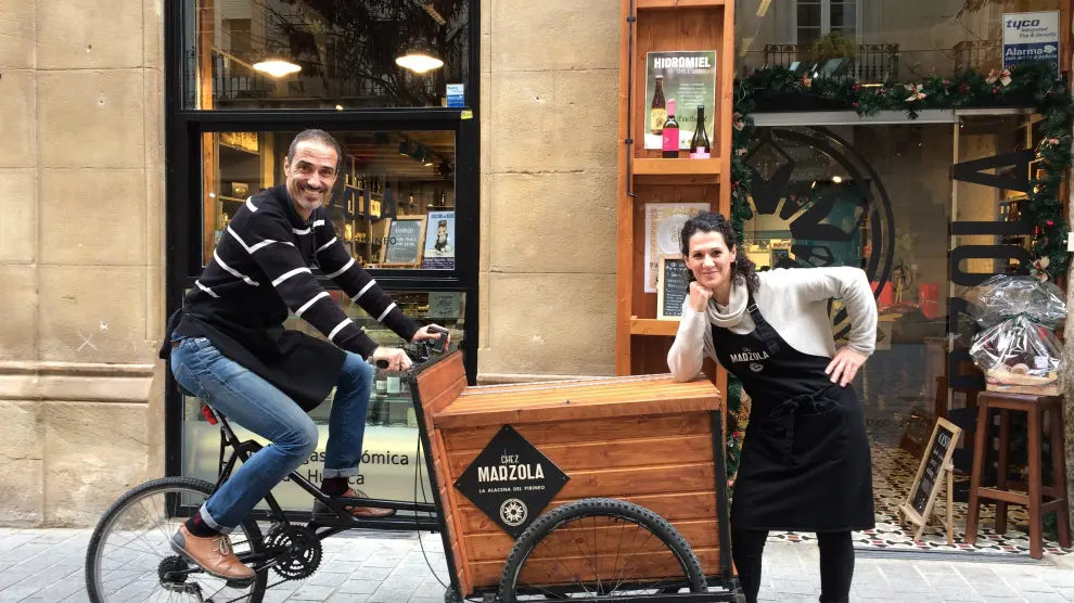 En la imagen, Roberto Rasal y Elena Bernad en la tienda de Chez Marzola, en el Coso de Huesca.