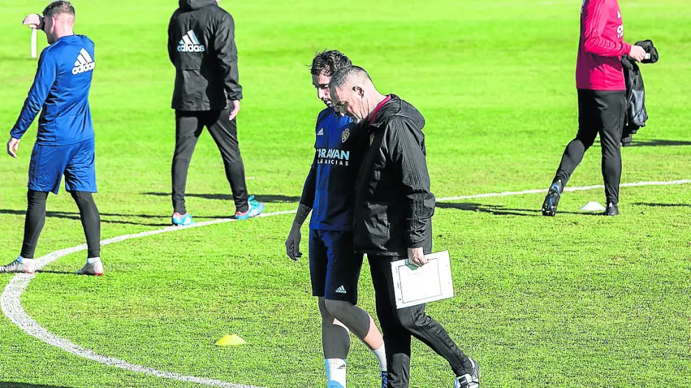 Víctor Fernández conversa con Íñigo Eguaras en un entrenamiento.