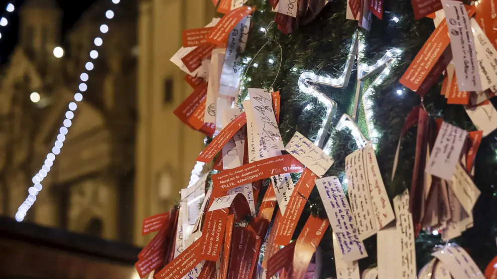 El árbol de los deseos de la plaza del Pilar ha portado hasta 15.000 tarjetones con anhelos.