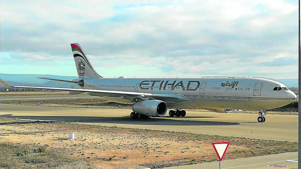 Cuatro aviones de Abu Dabi en dos días. Cuatro aviones de Abu Dabi en dos días. Cuatro aviones de pasajeros A330 de la compañía Etihad llegaron al aeropuerto de Teruel procedentes de Abu Dabi, la capital de los Emiratos Árabes, durante el último fin de semana de 2018 . Dos de las aeronaves aterrizaron el día 28 de diciembre y otras tantas el día 29.
