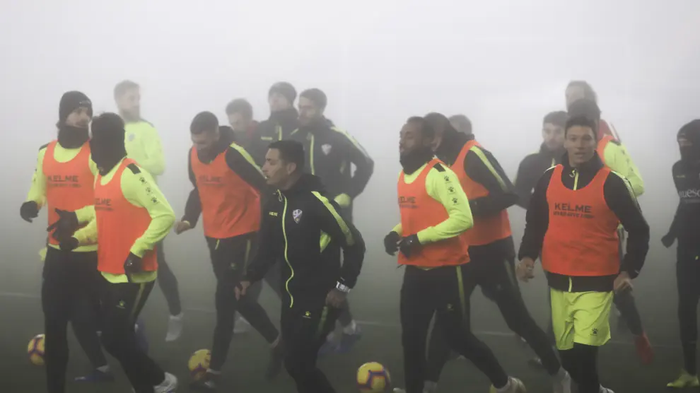 Los jugadores de la SD Huesca comienzan a correr.