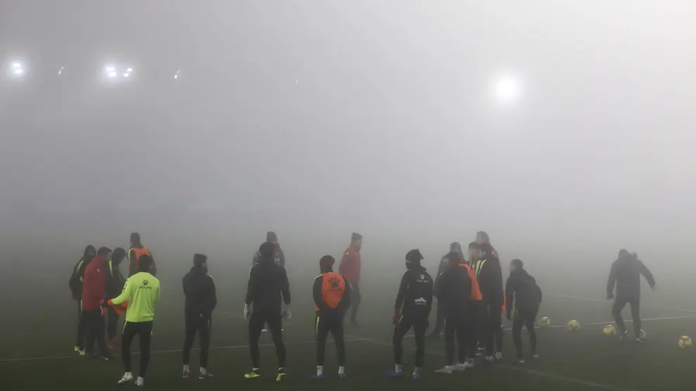 Los jugadores de la SD Huesca realizan un círculo antes de comenzar a entrenar.