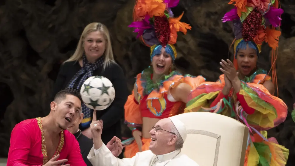 El Papa haciendo malabares con un balón