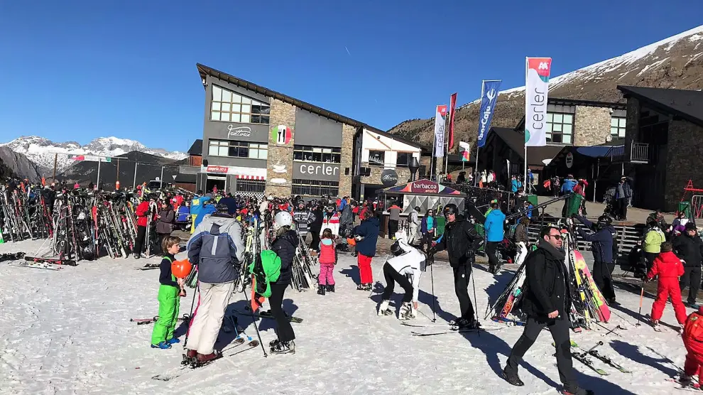 Esquiadores en Cerler, donde el sol brilló durante toda la jornada de este miércoles.