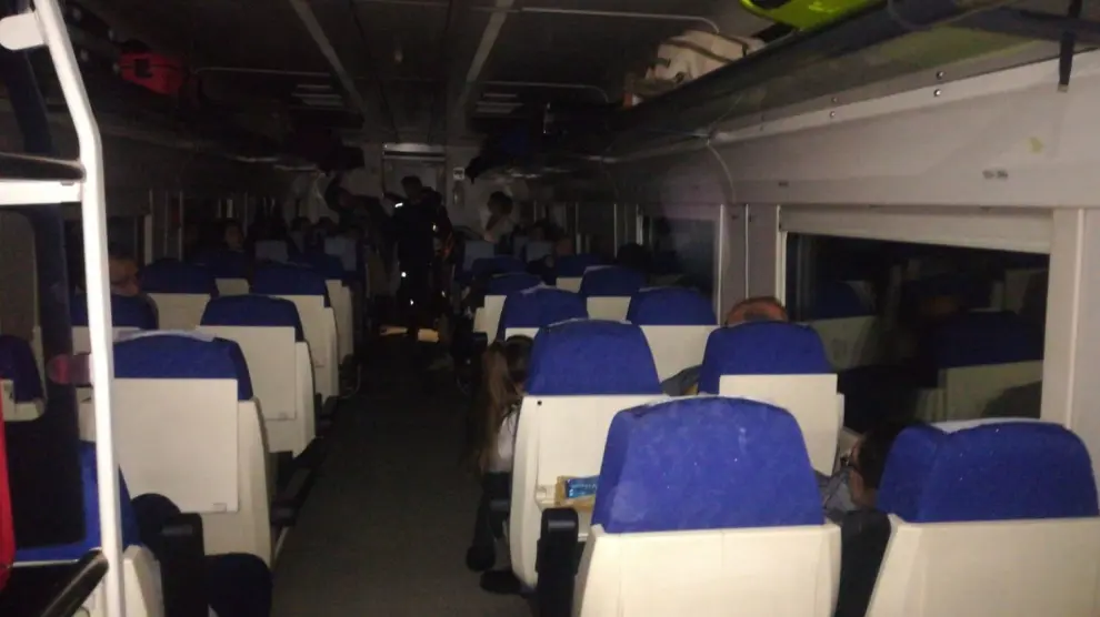 El tren se quedó parado en mitad de la noche, sin luz ni calefacción.