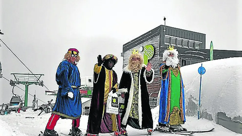 Los Reyes Magos en su visita la estación de Formigal-Panticosa el año pasado.