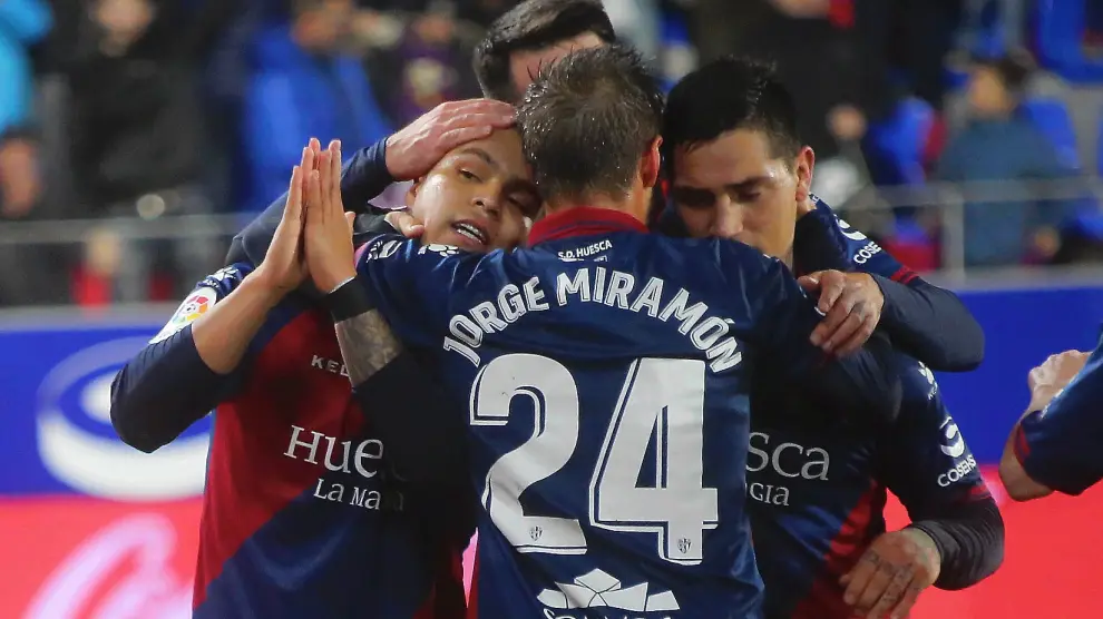 Miramón, de espaldas, se abraza con Cucho y Chimy durante el Huesca-Villarreal.