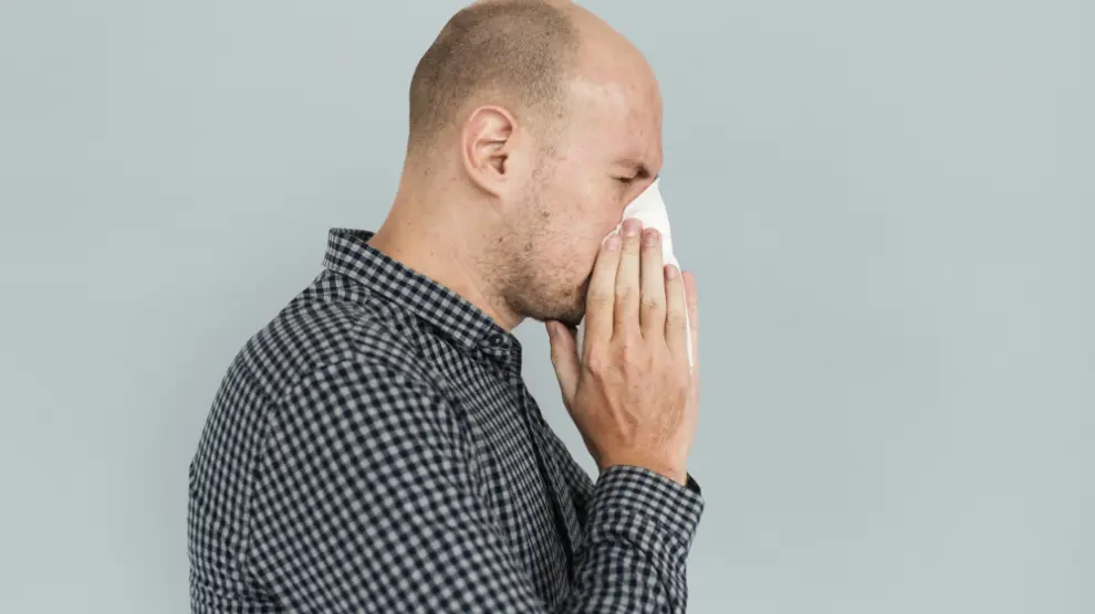 La irritación de las mucosas es uno de los síntomas más habituales, y suele cursar con estornudos.