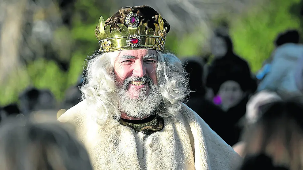 El rey Melchor, ayer durante el recibimiento que los niños le brindaron en el parque Grande