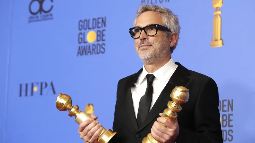 Alfonso Cuaron, premio al mejor director por Roma, con sus dos galardones en los Globos de Oro.