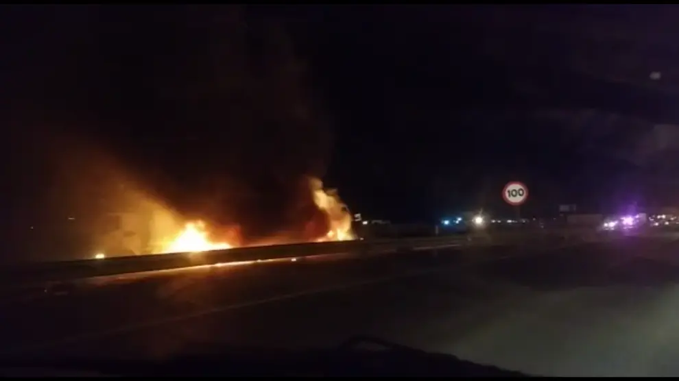 El camión se ha incendiado a la altura de Utebo.