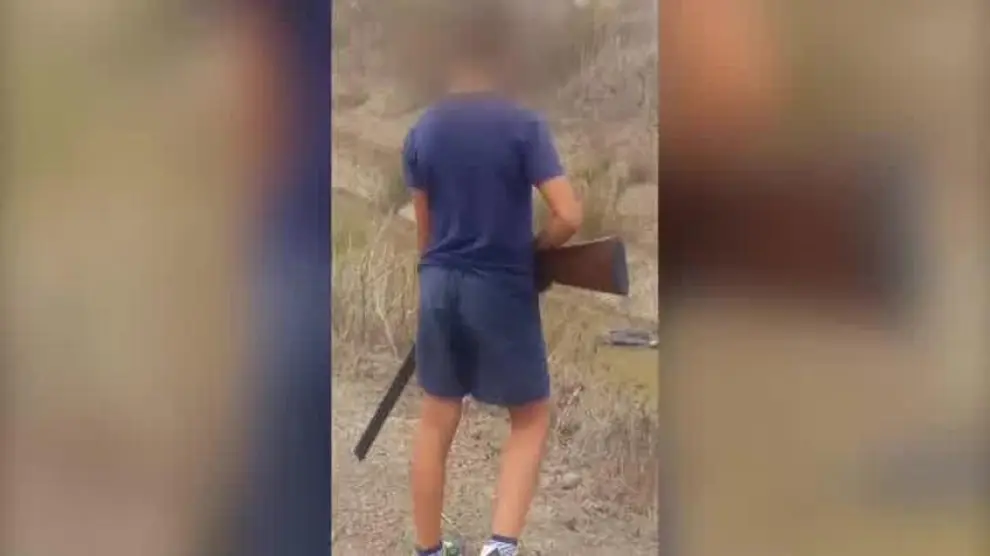 Investigan a un cazador por incitar a su hijo menor de edad a disparar contra aves protegidas