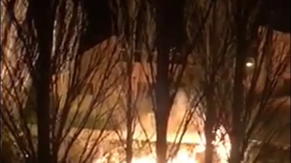 Imagen captada por un vecino de los contenedores ardiendo junto a las piscinas de San Juan de Mozarrifar.