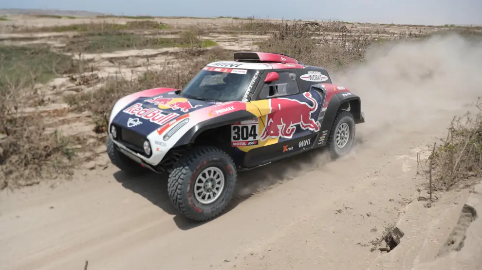 El francés Stéphane Peterhansel conduce su Mini durante la tercera etapa del Rally Dakar 2019.