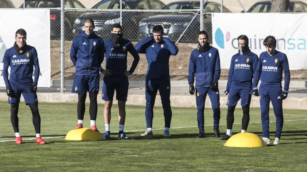El equipo atiende la explicación de un ejercicio de entrenamiento en la Ciudad Deportiva.