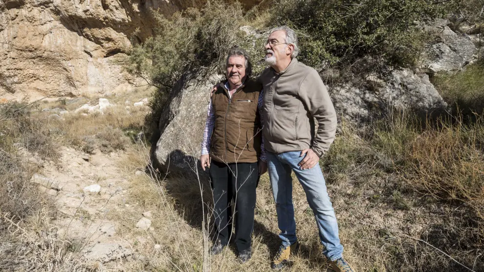 El empresario Josep Andreu (izquierda) y el arqueólogo Ramón Viñas en la zona de La Puebla de Albortón donde se realizó el hallazgo de arte rupestre.