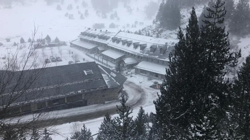 Llanos del Hospital de Benasque ha amanecido este jueves con una nueva nevada