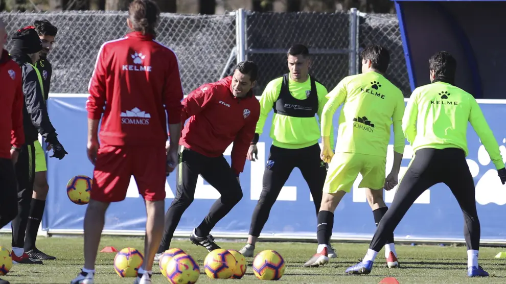 Francisco y algunos futbolistas, durante un entrenamiento de la SD Huesca.