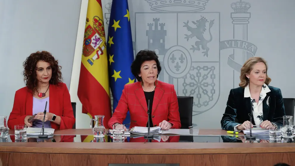La portavoz del Gobierno, Isabel Celaá, la ministra de Hacienda, María Jesús Montero, y la de Economía, Nadia Calviño, en la rueda de prensa posterior al Consejo de Ministros.