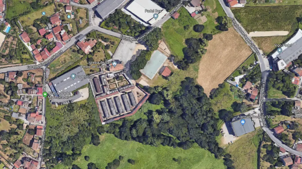 El cadáver fue hallado este lunes oculto bajo unos matorrales en una zona boscosa de la parroquia de Sárdoma, en Vigo