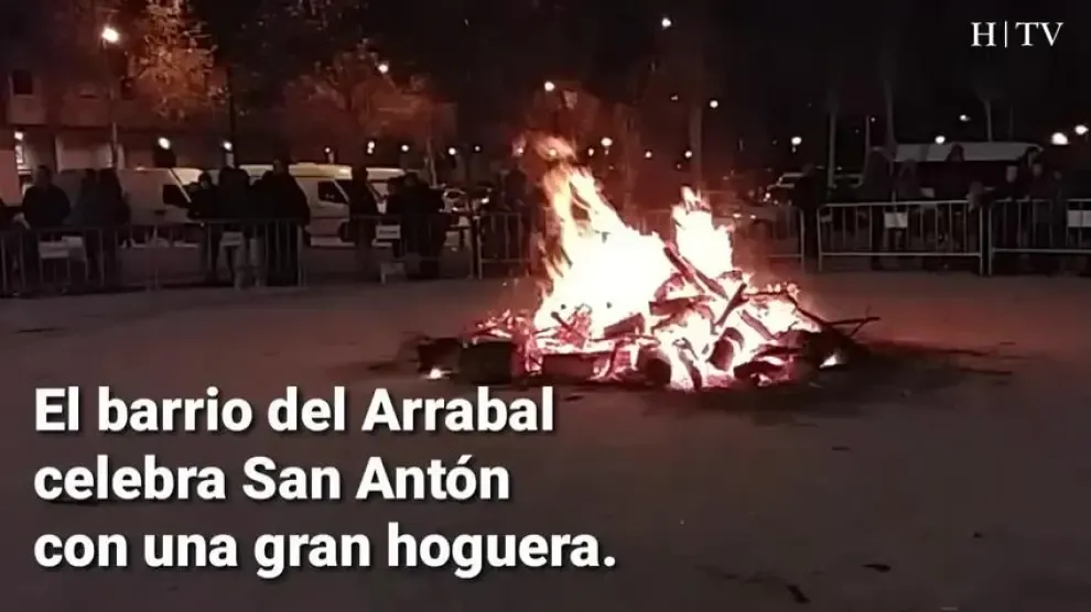 Fuego y hogueras para celebrar San Antón en Zaragoza