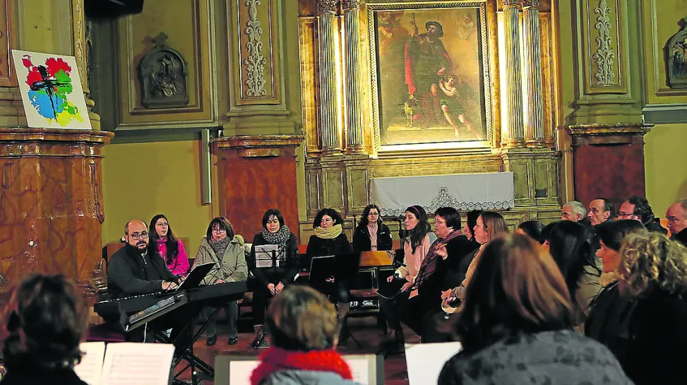 Uno de los ensayos para el concierto, dirigido por Víctor Jiménez, que se ofrece hoy en la iglesia de San Pablo de Zaragoza con la 'Cantata de Navidad' de Pinkham como obra destacada.