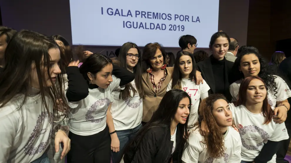 La vicepresidenta Calvo posó este sábado con las alumnas galardonadas del instituto Virgen del Pilar de Zaragoza.