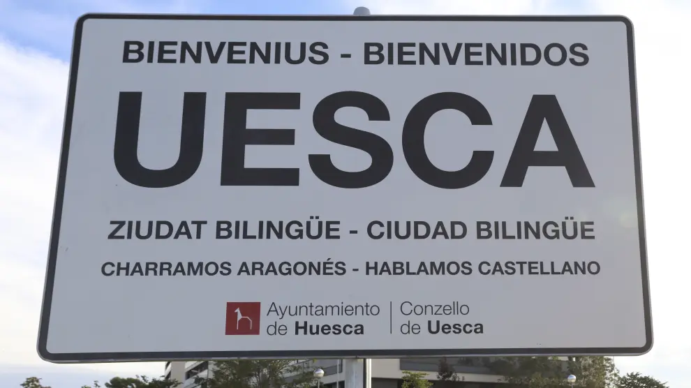 Uno de los carteles en aragonés colocados a la entrada de Huesca