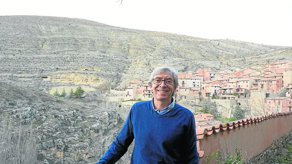 Antonio Jiménez, gerente de la Fundación Santa María, con el caserío de Albarracín al fondo.