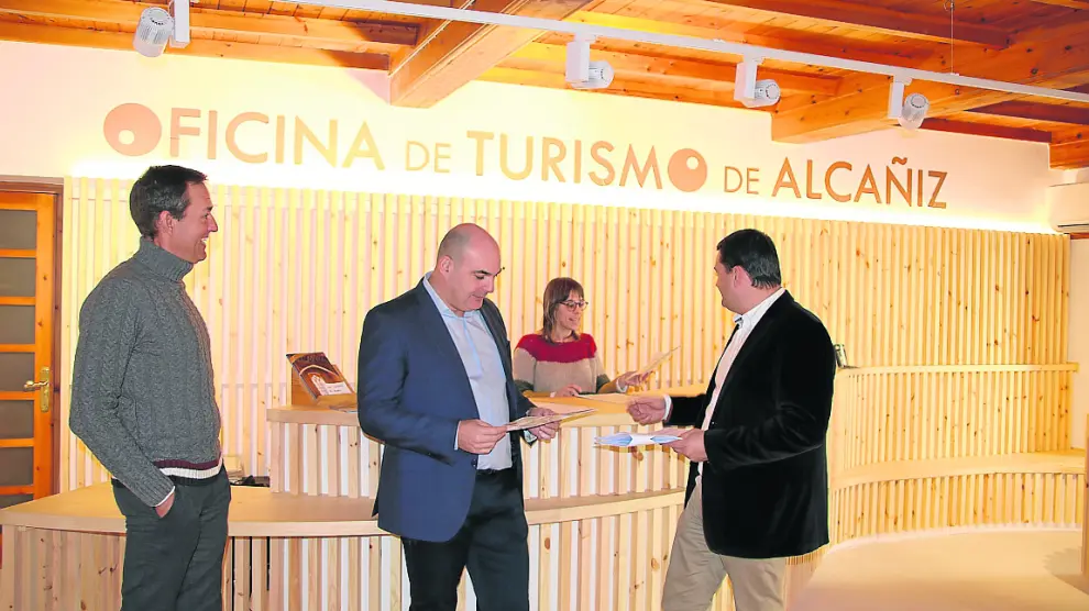 Daniel Sanz, técnico de Turismo; Gracia Suso, alcalde; y Miguel Ángel Estevan, edil.