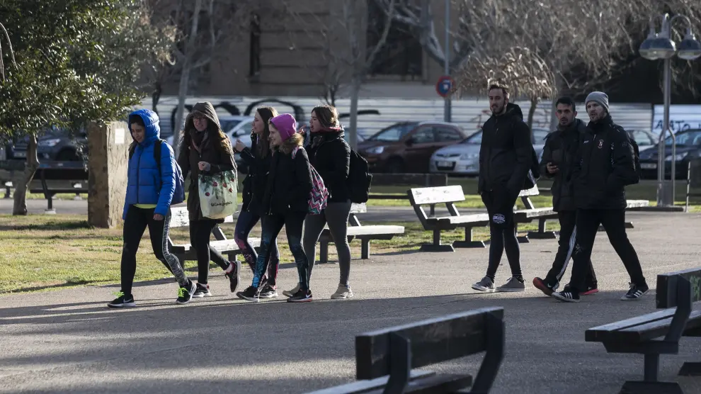 Estudiantes de la Universidad de Zaragoza paseando por el campus de San Francisco