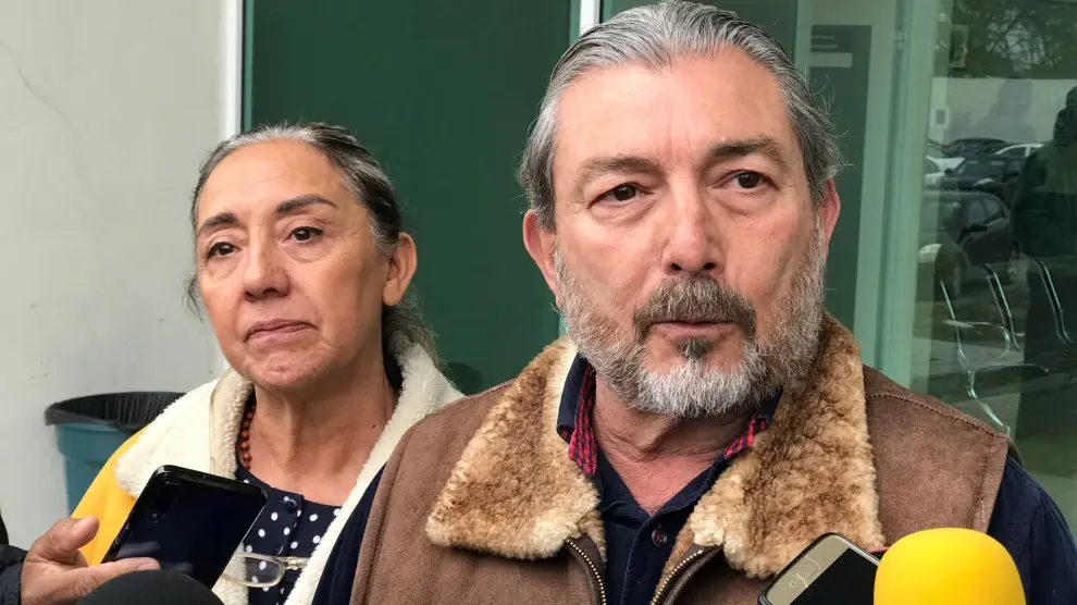 Los padres de Jorge Fernández hablan este lunes a la prensa durante la sentencia de su hijo.