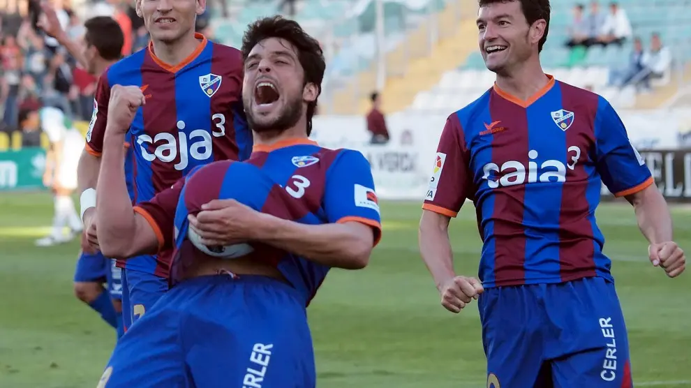 Tariq Spezie celebra un gol durante su etapa en la SD Huesca.