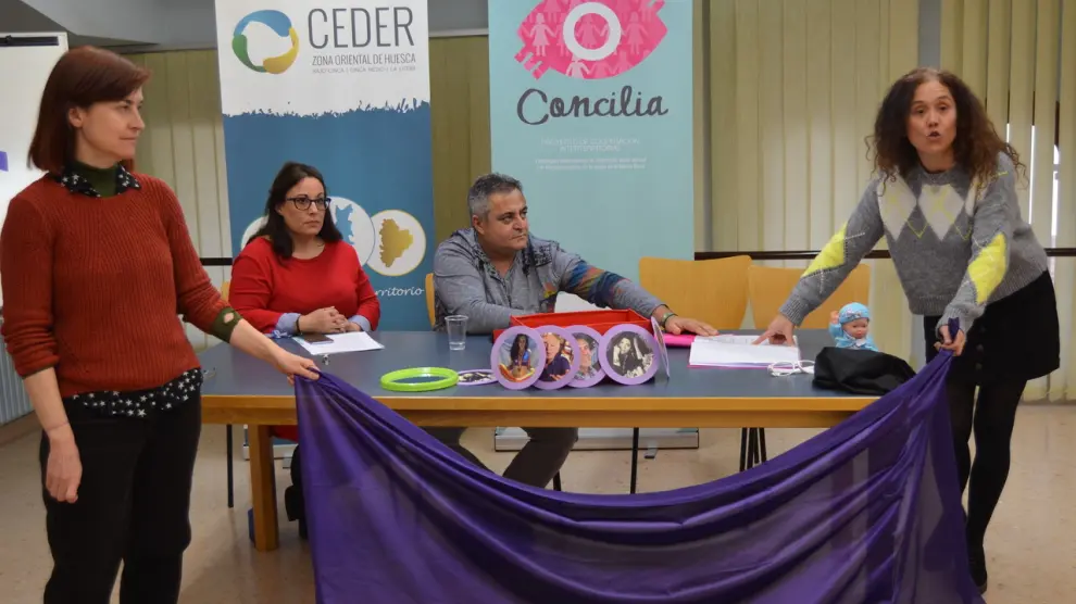 Responsables del Ceder Zona Oriental y el Colectivo To en la presentación esta martes de la campaña 'Gafas para la igualdad' en Monzón