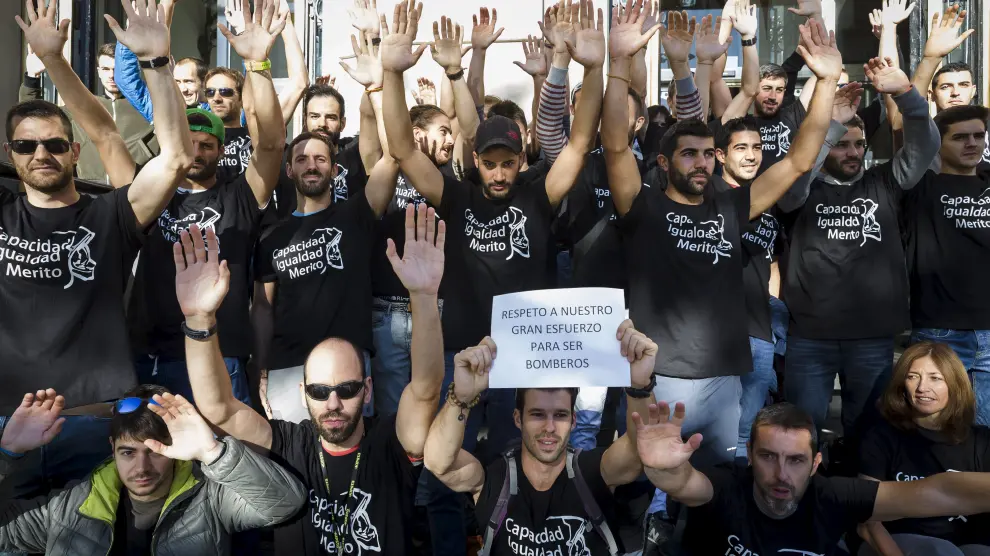 Concentración de protesta de algunos de los opositores a las puertas de la Diputación de Zaragoza.