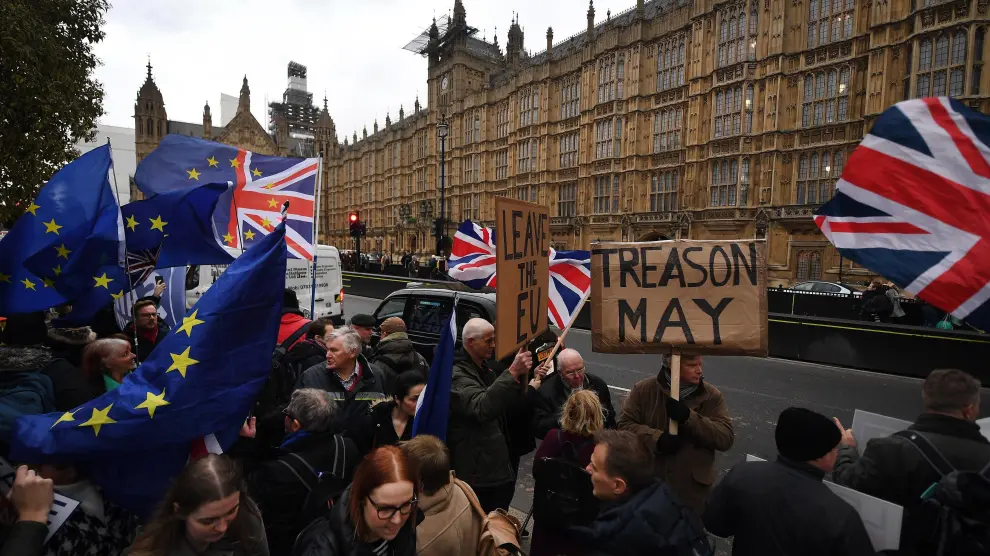 Manifestaciones a favor y en contra del 'brexit' se concentran ante el Parlamento en Londres.