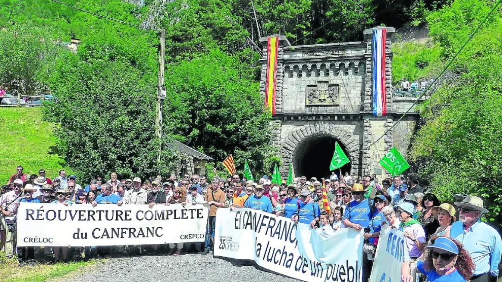 Concentración de los defensores de la reapertura en julio de 2018 ante el túnel internacional.